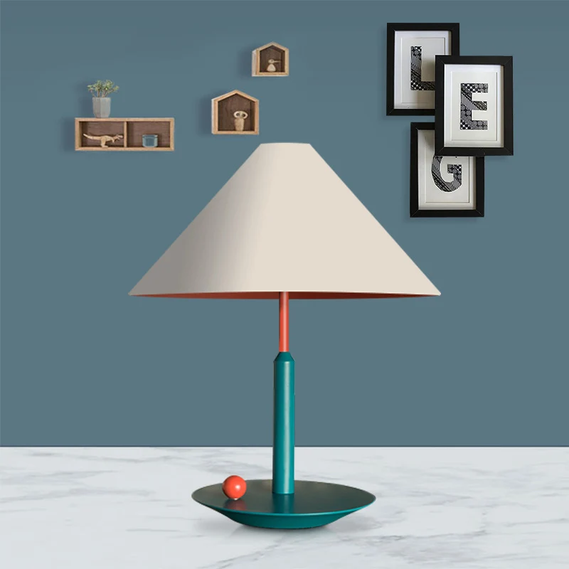 Taps toelopende taaklamp, moderne stof, 1 kops witte bureaulamp met ronde groene metalen voet Clearhalo