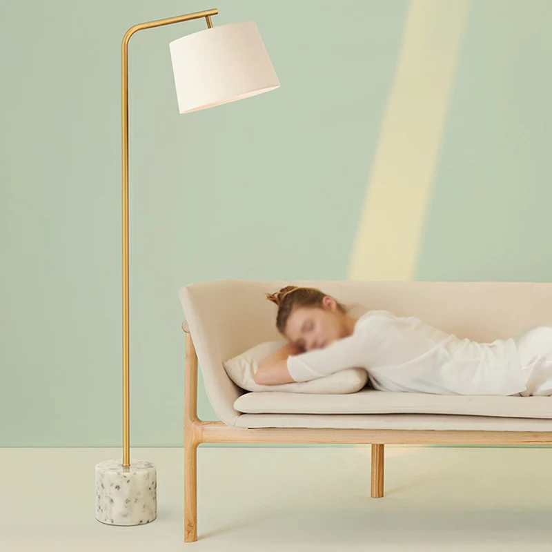 Taps toelopende vloerlamp van stof, minimalistisch, witte staande lamp met 1 lamp en marmeren voet Clearhalo