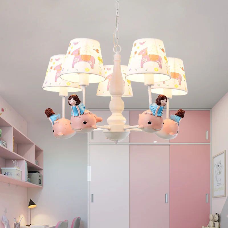 Ton hangende kroonluchter Cartoon stof 5-kops witte afwerking Radiale hanglampset met carrousel/vis en meisje-deco Clearhalo