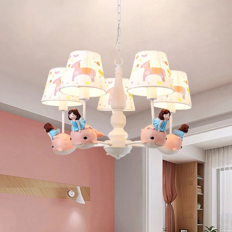 Ton hangende kroonluchter Cartoon stof 5-kops witte afwerking Radiale hanglampset met carrousel/vis en meisje-deco Clearhalo