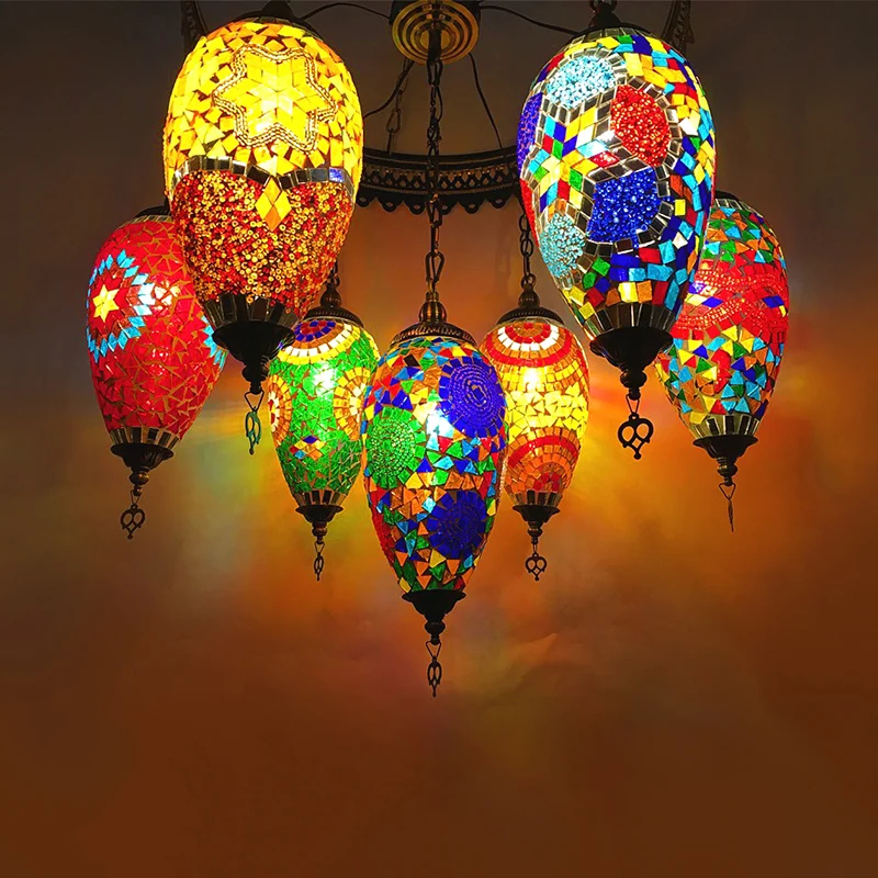 Traditionele 7-kops kroonluchterlamp bronzen druppelvormige hanglamp met kleurrijke glazen kap voor koffiehuis Clearhalo