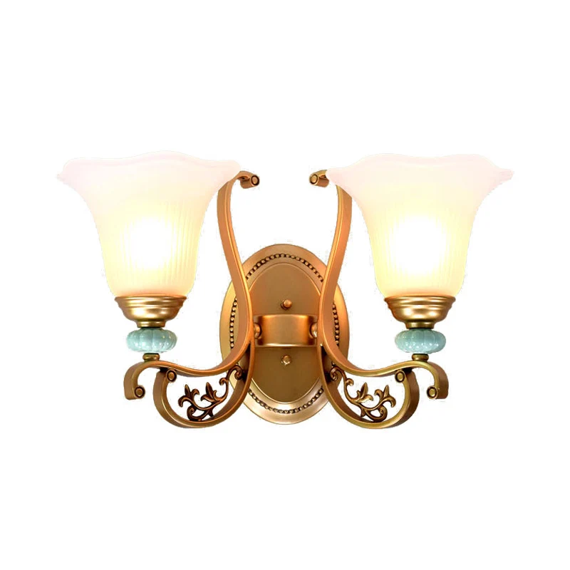 Traditionele geschulpte wandlamp 1/2-licht melkachtig glazen kap wandkandelaar goud voor slaapkamer Clearhalo