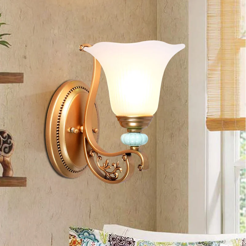 Traditionele geschulpte wandlamp 1/2-licht melkachtig glazen kap wandkandelaar goud voor slaapkamer Clearhalo
