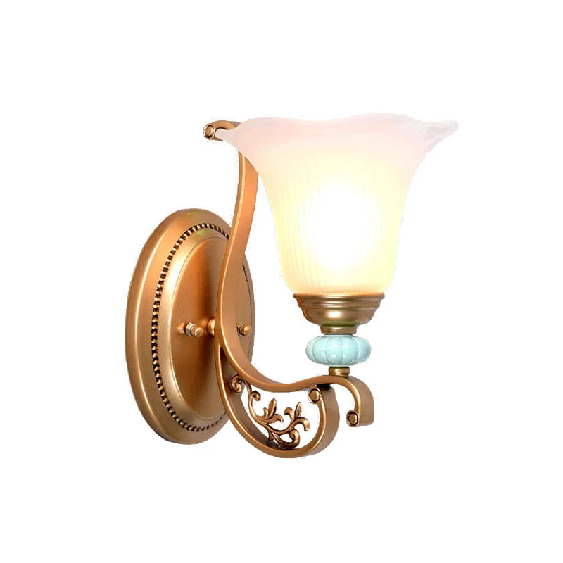 Traditionele geschulpte wandlamp 1/2-licht melkachtig glazen kap wandkandelaar goud voor slaapkamer Clearhalo