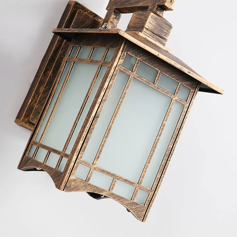Traditionele huisvormige wandkandelaar Enkele aluminium wandlamp met matglazen kap Clearhalo