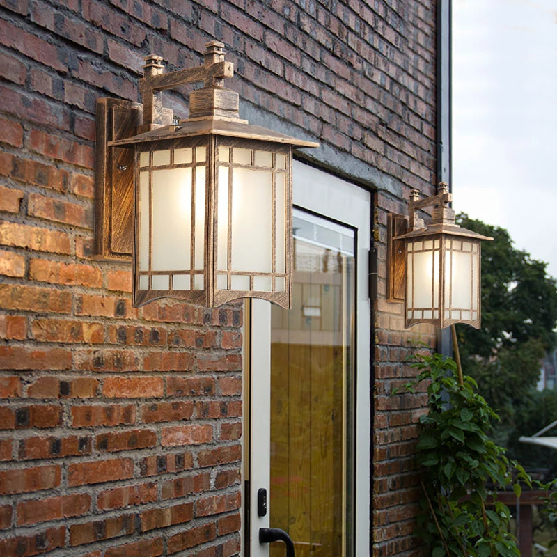 Traditionele huisvormige wandkandelaar Enkele aluminium wandlamp met matglazen kap Clearhalo