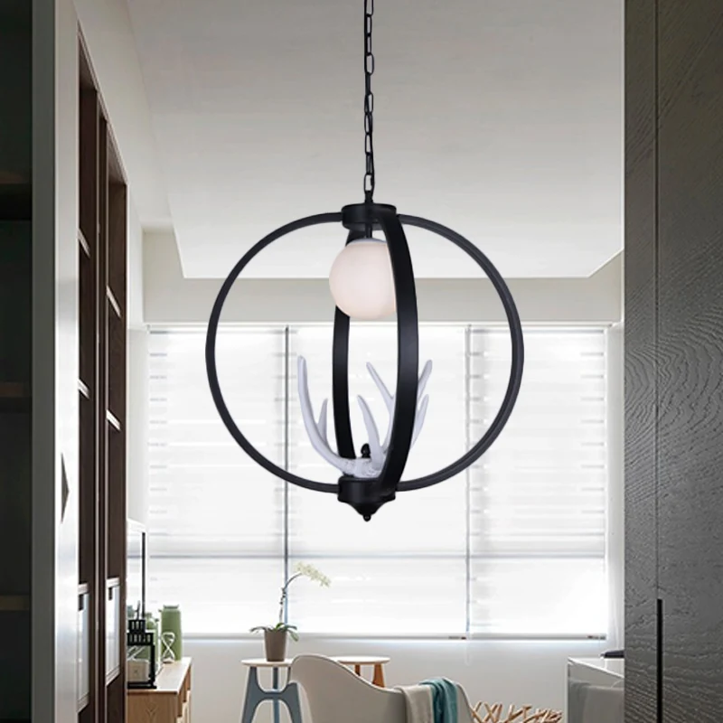 Traditionele Orb-hanglamp, metalen kroonluchter met enkele lamp en witte glazen kap zwart Clearhalo