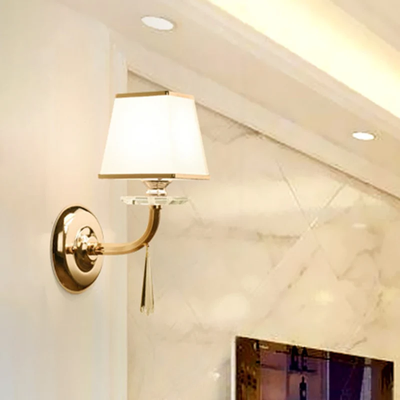 Traditionele trapeziumvormige wandkandelaar met 1 kop witte stof LED-wandverlichtingsarmatuur met bungelend kristal Clearhalo
