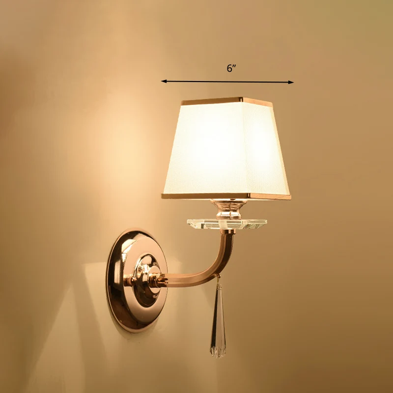 Traditionele trapeziumvormige wandkandelaar met 1 kop witte stof LED-wandverlichtingsarmatuur met bungelend kristal Clearhalo