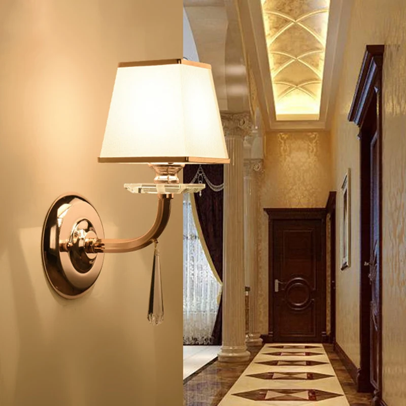 Traditionele trapeziumvormige wandkandelaar met 1 kop witte stof LED-wandverlichtingsarmatuur met bungelend kristal Clearhalo