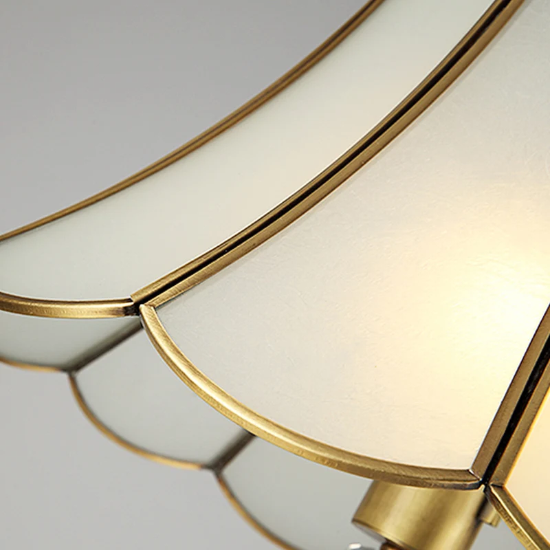 Traditionele uitlopende staande lamp met één lamp en geschulpte glazen vloerverlichting messing Clearhalo