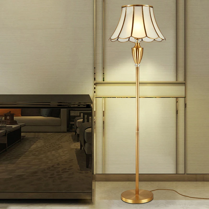 Traditionele uitlopende staande lamp met één lamp en geschulpte glazen vloerverlichting messing Clearhalo