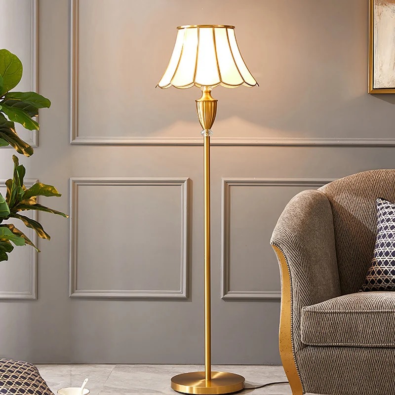 Traditionele uitlopende staande lamp met één lamp en geschulpte glazen vloerverlichting messing Clearhalo