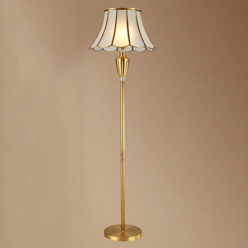 Traditionele uitlopende staande lamp met één lamp en geschulpte glazen vloerverlichting messing Clearhalo