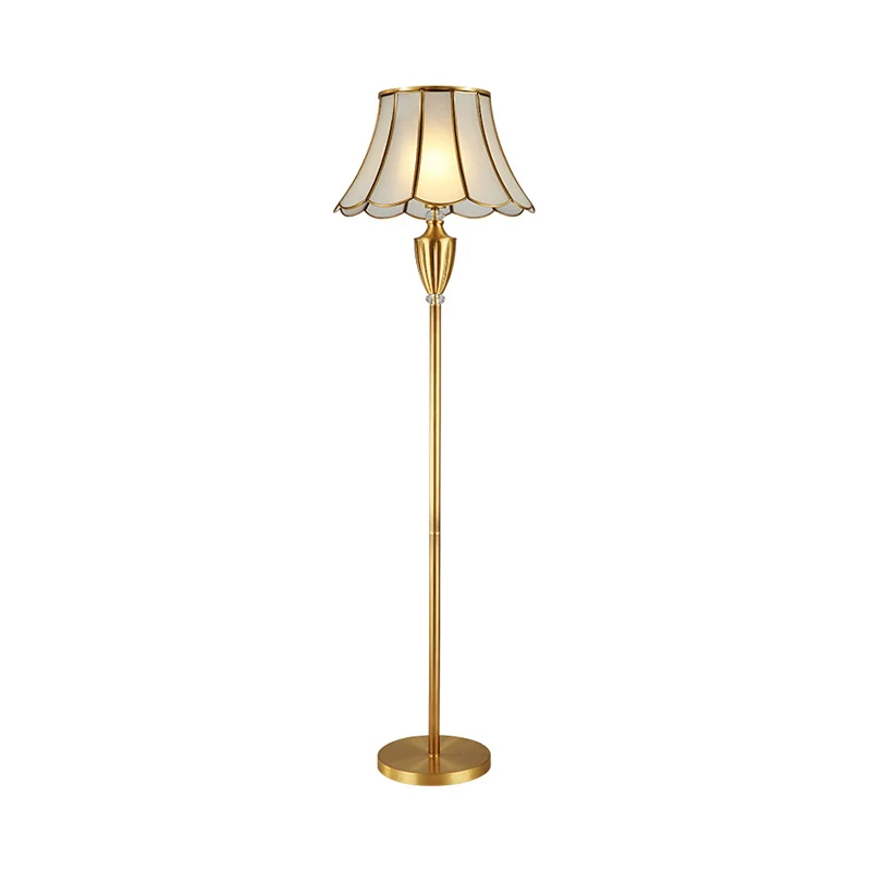 Traditionele uitlopende staande lamp met één lamp en geschulpte glazen vloerverlichting messing Clearhalo