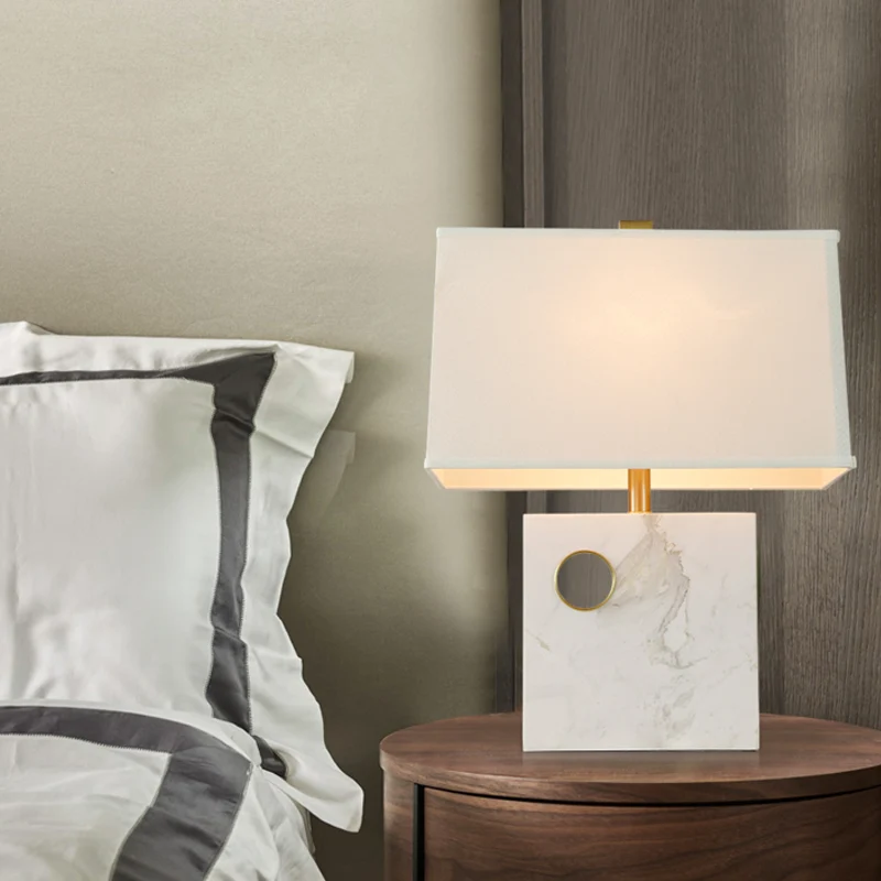 Trapeziumvormige stoffen taaklamp Moderne 1-kops witte kleine bureaulamp met vierkante marmeren voet Clearhalo