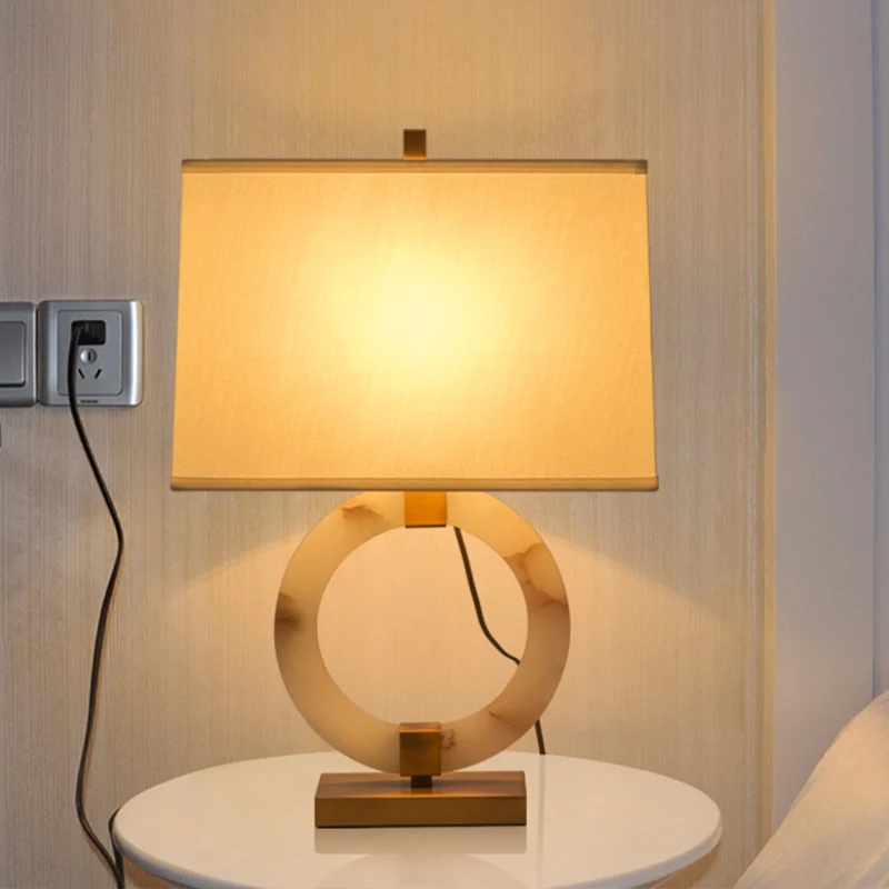 Trapeziumvormige stoffen taaklamp Modernisme 1 lamp Witte kleine bureaulamp met metalen voet Clearhalo