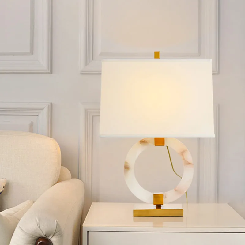 Trapeziumvormige stoffen taaklamp Modernisme 1 lamp Witte kleine bureaulamp met metalen voet Clearhalo