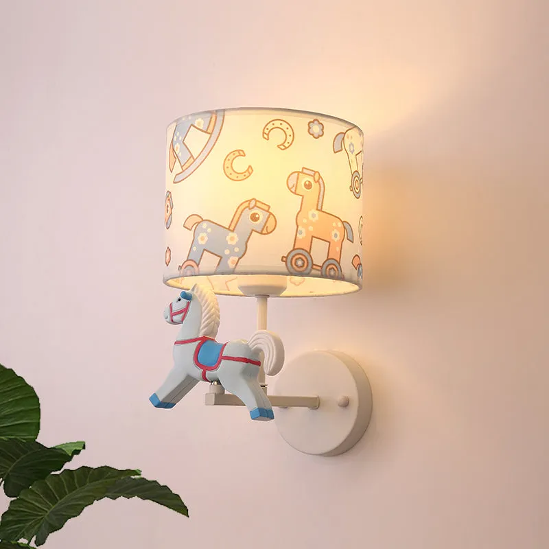 Trojaanse paard vorm wandlamp blaker cartoon hars 1 licht LED roze/blauwe wandlamp met trommelstof kap Clearhalo