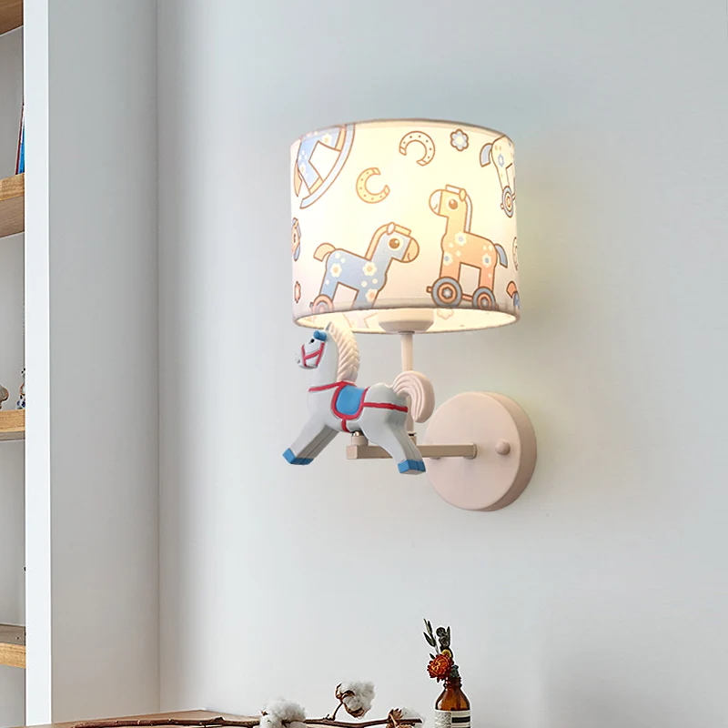 Trojaanse paard vorm wandlamp blaker cartoon hars 1 licht LED roze/blauwe wandlamp met trommelstof kap Clearhalo