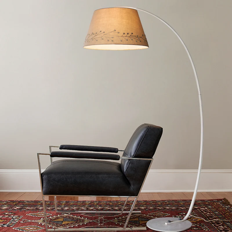 Trommelleesvloerverlichting Eenvoudig stof 1 lamp Beige staande lamp met gebogen arm voor woonkamer Clearhalo