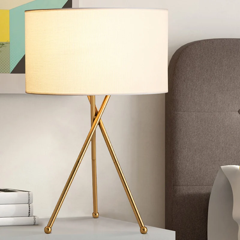 Trommelvormige tafellamp van stof Artistiek nachtkastje met 1 lamp en metalen statief Clearhalo