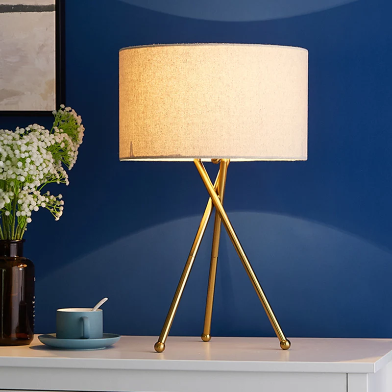 Trommelvormige tafellamp van stof Artistiek nachtkastje met 1 lamp en metalen statief Clearhalo