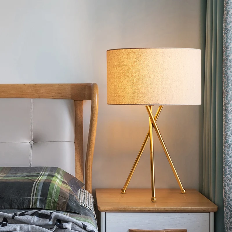 Trommelvormige tafellamp van stof Artistiek nachtkastje met 1 lamp en metalen statief Clearhalo
