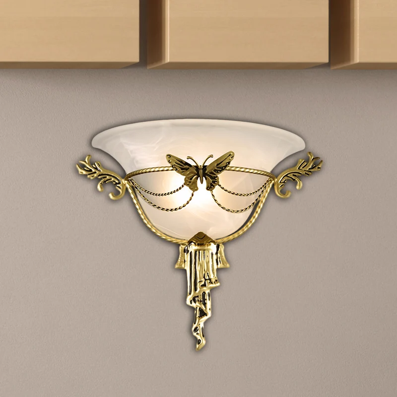 Trumpet Flare Sconce Light Colonization Milk Glass 1 Bulb Wandlamp met messing metalen vlinderdeco Clearhalo