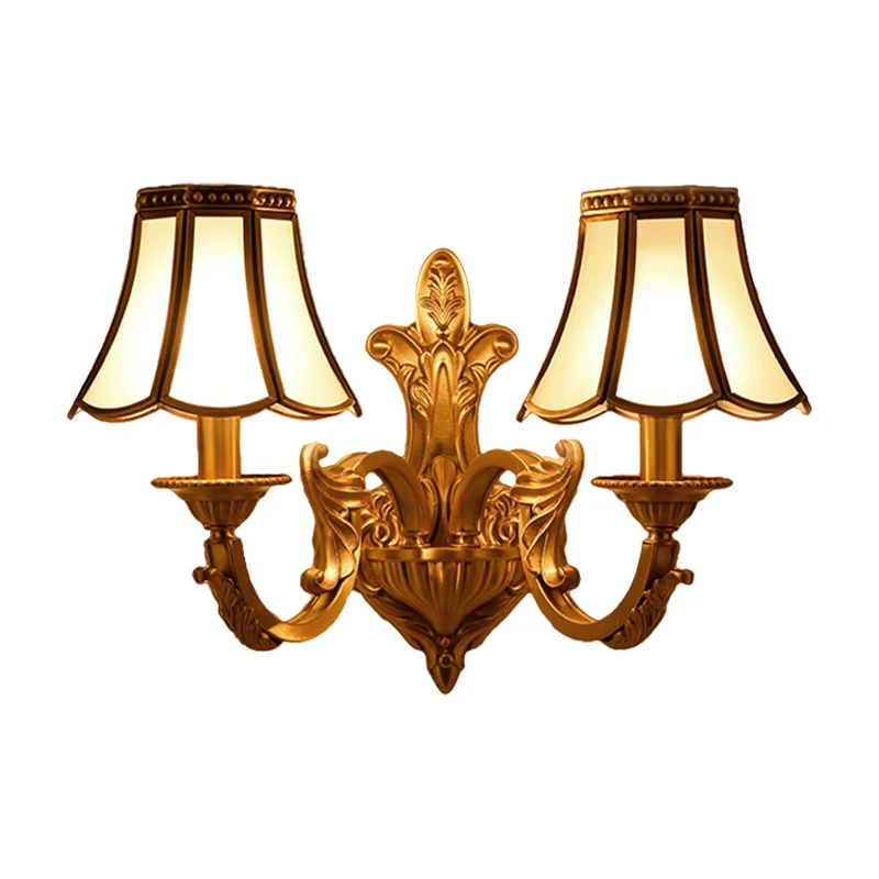 Uitlopende matglazen wandkandelaar Traditionele 1/2 lichts witte wandlamp met krullende gouden arm Clearhalo