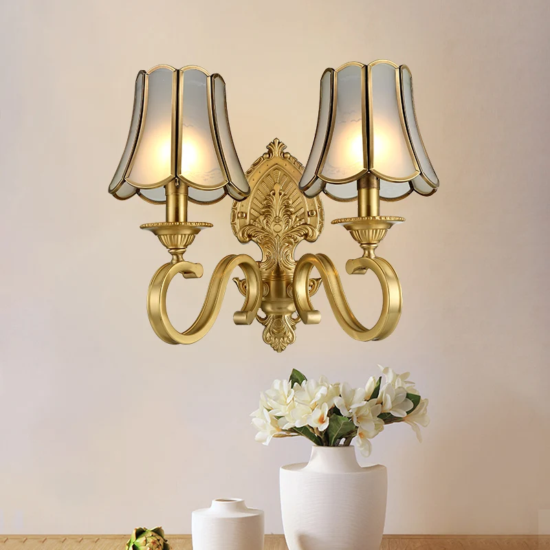 Uitlopende matglazen wandkandelaar Traditionele 1/2 lichts witte wandlamp met krullende gouden arm Clearhalo
