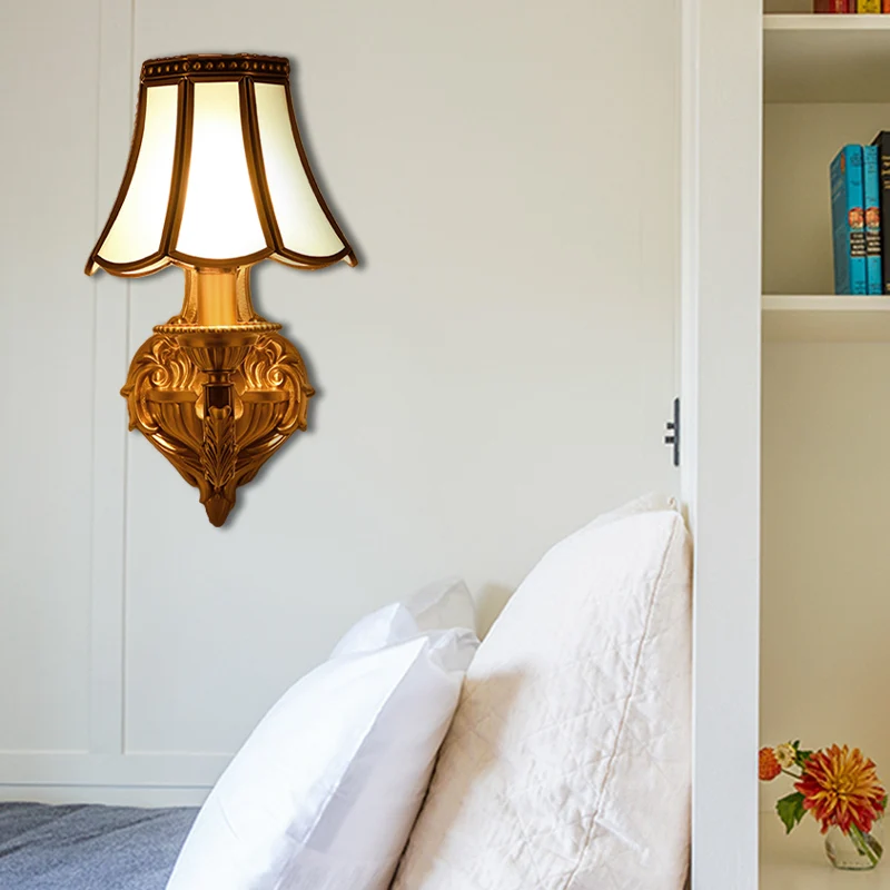 Uitlopende matglazen wandkandelaar Traditionele 1/2 lichts witte wandlamp met krullende gouden arm Clearhalo