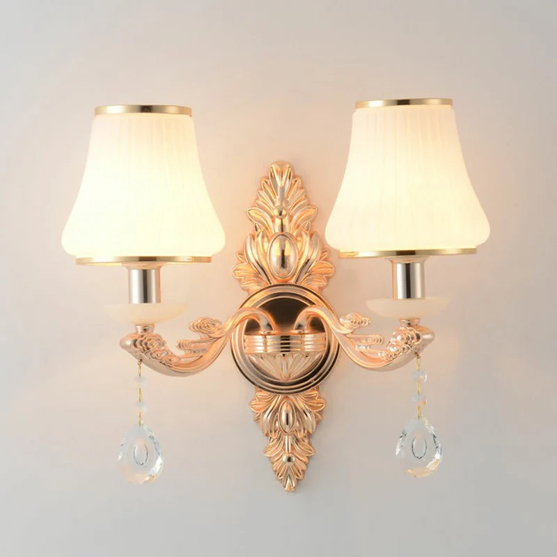 Uitlopende witte glazen wandlamp Minimalistische woonkamerlamp met druppelvormig kristal Clearhalo