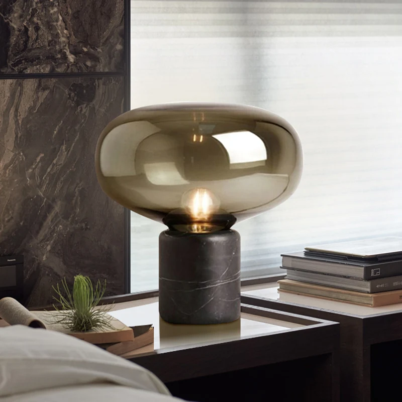 Urn-werklamp eigentijds rookgrijs glas, 1 lamp, 8"/13" brede zwarte tafellamp met marmeren voet Clearhalo