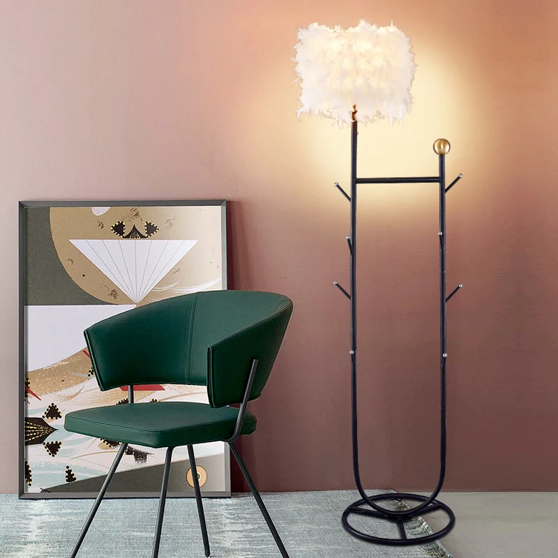 U-vormige metalen boomvloerverlichting Eenvoud 1-lichts staande lamp met zwart/goudkleurige afwerking en verenkap Clearhalo