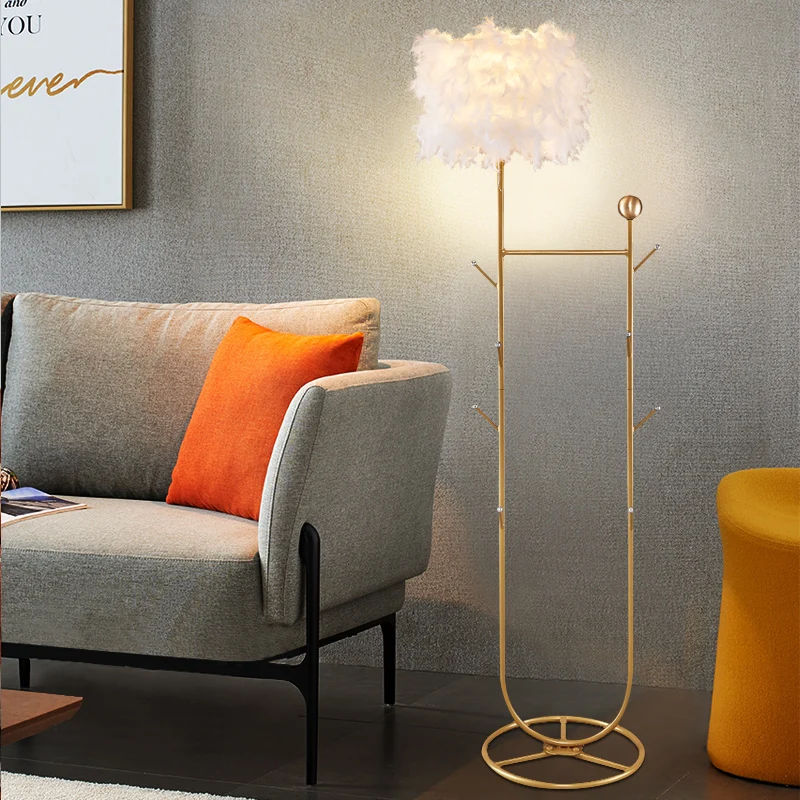 U-vormige metalen boomvloerverlichting Eenvoud 1-lichts staande lamp met zwart/goudkleurige afwerking en verenkap Clearhalo