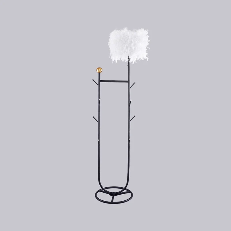 U-vormige metalen boomvloerverlichting Eenvoud 1-lichts staande lamp met zwart/goudkleurige afwerking en verenkap Clearhalo