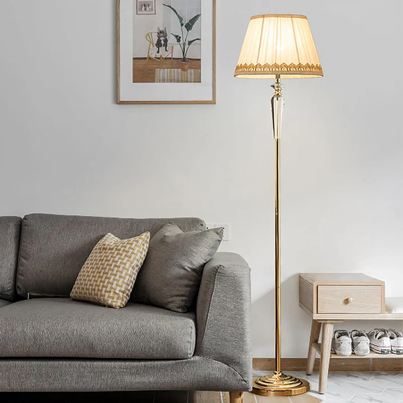 Vat Woonkamer Staande Verlichting Traditionele enkele gouden vloerlamp met kristallen accent Clearhalo