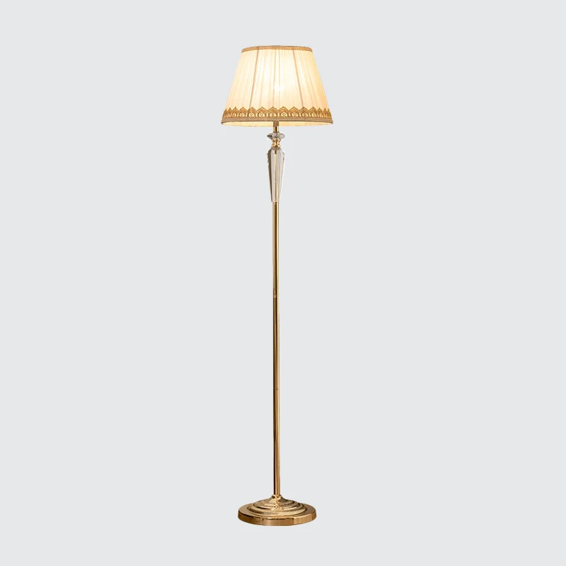 Vat Woonkamer Staande Verlichting Traditionele enkele gouden vloerlamp met kristallen accent Clearhalo