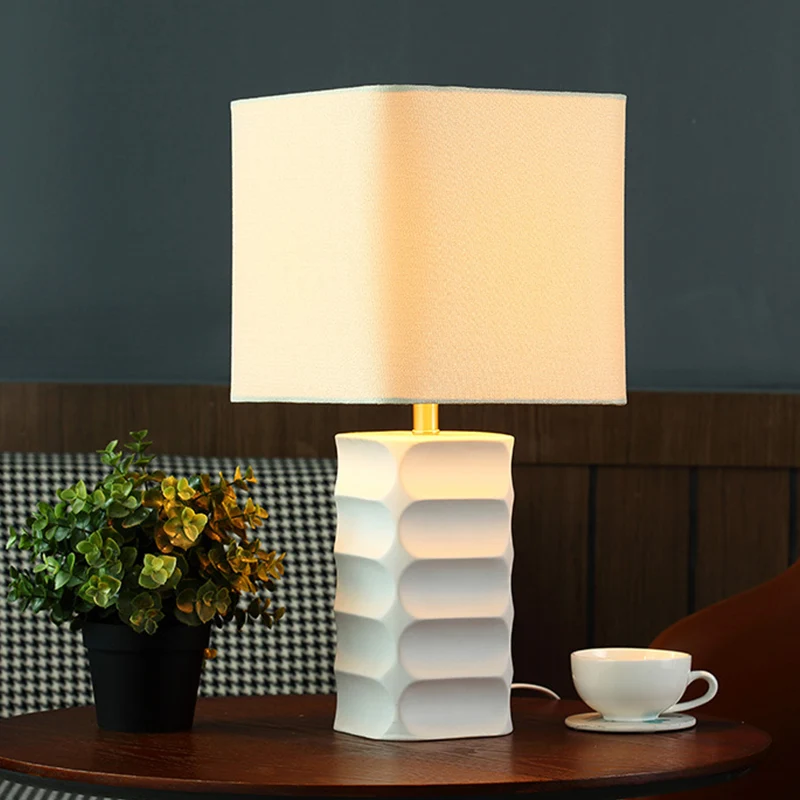 Vierkante stoffen taakverlichting Modernistische 1-kops witte kleine bureaulamp voor woonkamer Clearhalo