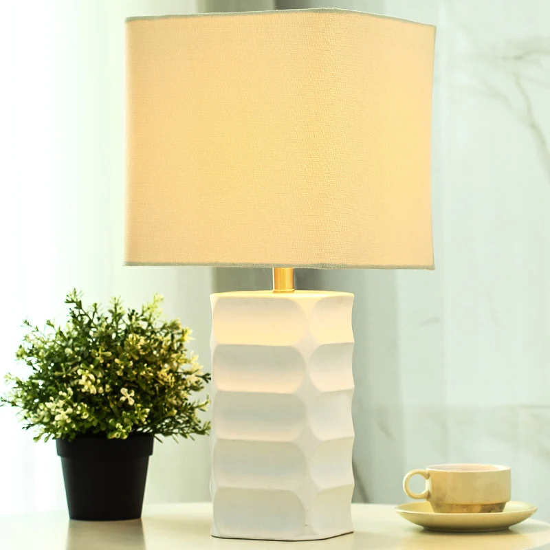 Vierkante stoffen taakverlichting Modernistische 1-kops witte kleine bureaulamp voor woonkamer Clearhalo