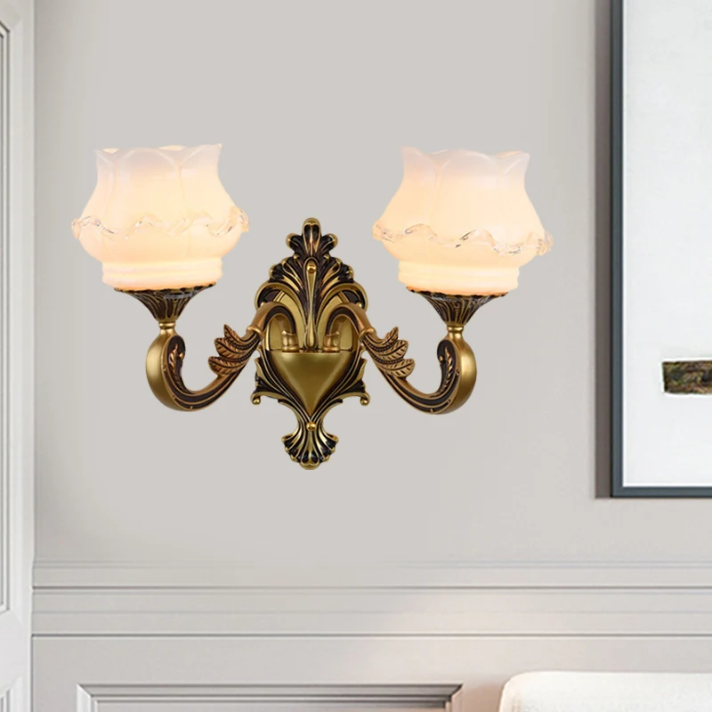 Vintage gebogen arm wandverlichting idee 1/2-lamp metalen wandlamp messing met bloemenmelkglazen kap Clearhalo