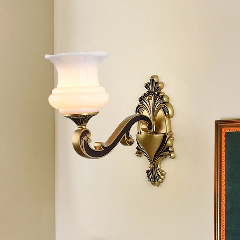Vintage gebogen arm wandverlichting idee 1/2-lamp metalen wandlamp messing met bloemenmelkglazen kap Clearhalo