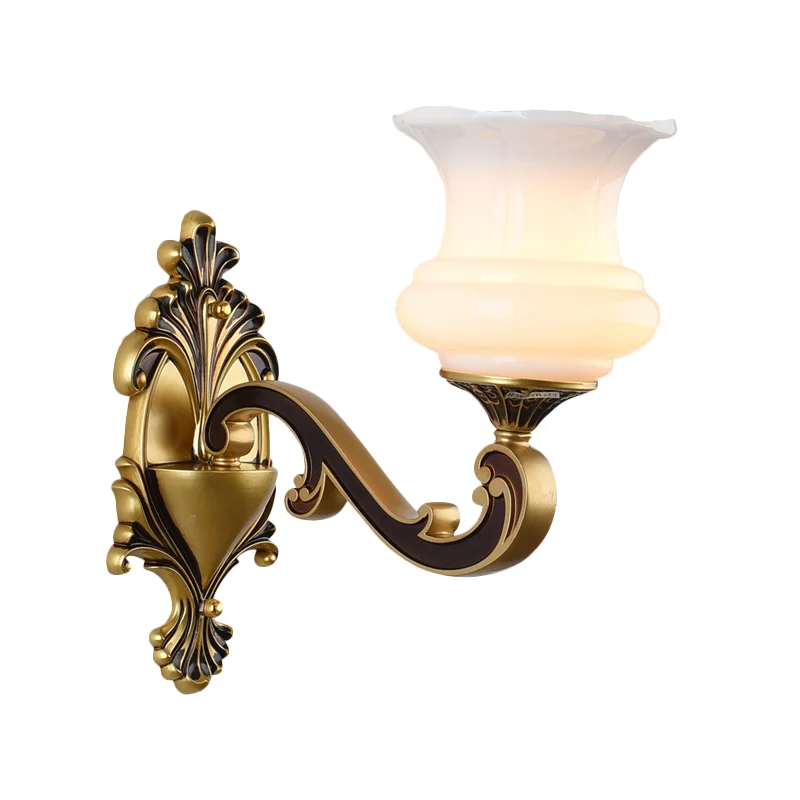 Vintage gebogen arm wandverlichting idee 1/2-lamp metalen wandlamp messing met bloemenmelkglazen kap Clearhalo