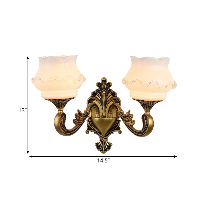 Vintage gebogen arm wandverlichting idee 1/2-lamp metalen wandlamp messing met bloemenmelkglazen kap Clearhalo