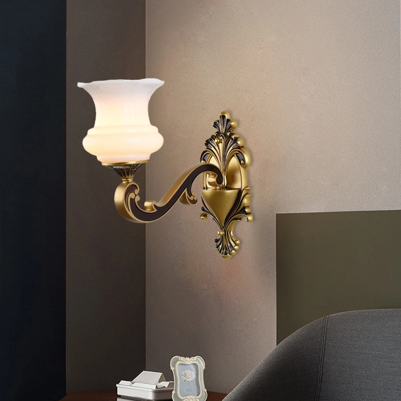 Vintage gebogen arm wandverlichting idee 1/2-lamp metalen wandlamp messing met bloemenmelkglazen kap Clearhalo
