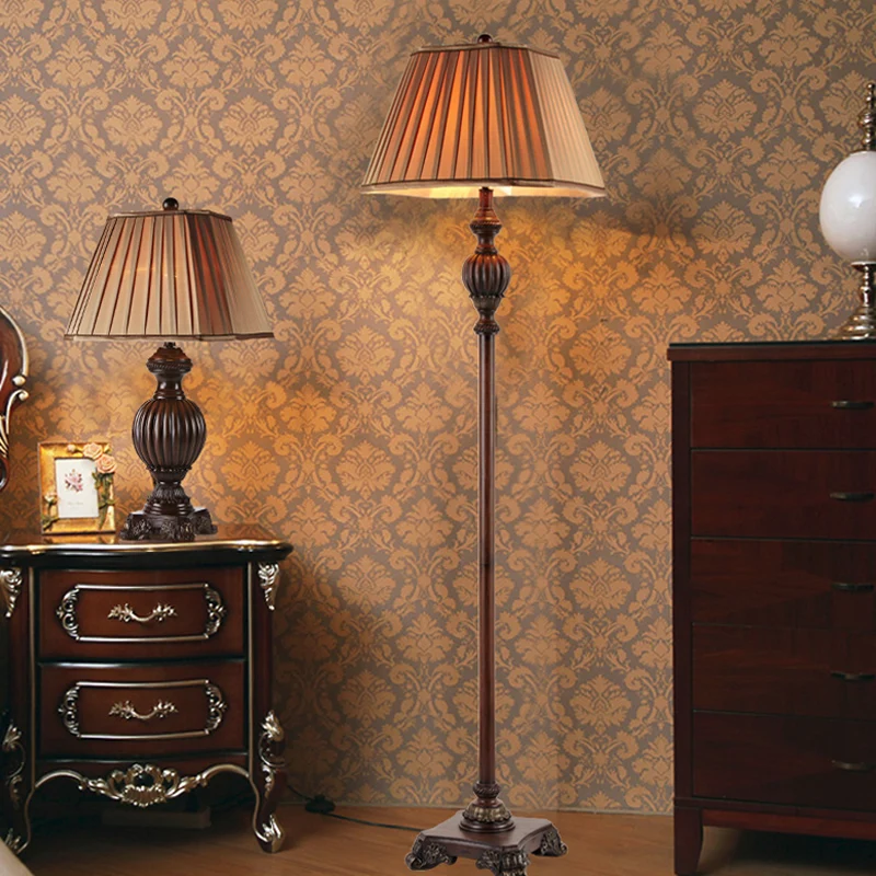 Vloerlamp met geplooide conische kap antieke stijl, 1 lichte stoffen vloerlamp bruin met urnvormige voet Clearhalo