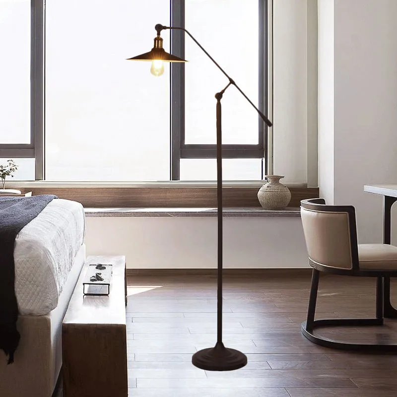 Vloerlamp met metalen kegel en zwenkarm. Nordic enkele lamp met zwarte afwerking. Staande lamp Clearhalo