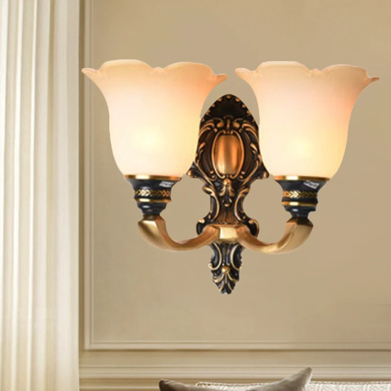 Wandkandelaar met bloemenmotief, traditioneel wit glas, 1/2-lichts messing wandlamp met metalen ronde arm Clearhalo