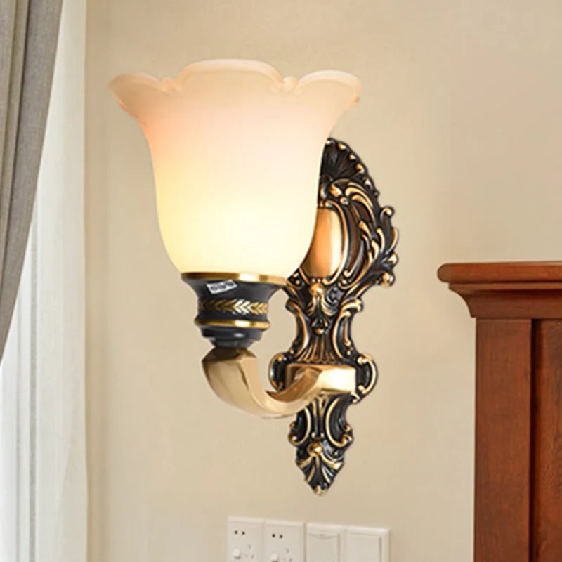 Wandkandelaar met bloemenmotief, traditioneel wit glas, 1/2-lichts messing wandlamp met metalen ronde arm Clearhalo